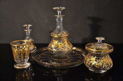 Attribué à BACCARAT Service de nuit en cristal...