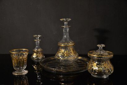 Attribué à BACCARAT Service de nuit en cristal...