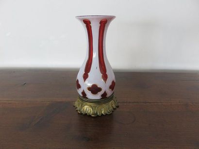 Vase Overlay en cristal de couleur grenat...