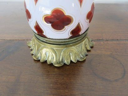 Vase Overlay en cristal de couleur grenat...
