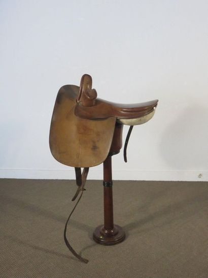 Selle d’amazone en cuir fauve - XXe sièc...