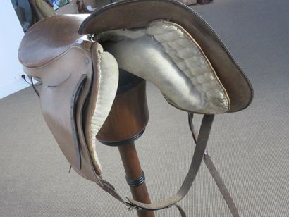 Selle d’amazone en cuir fauve - XXe sièc...
