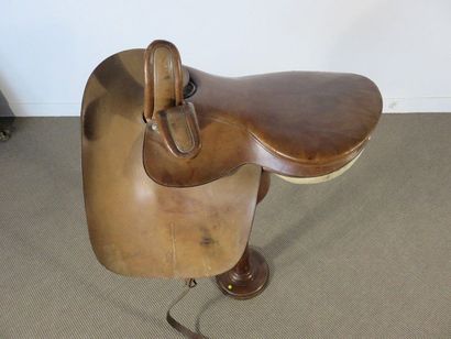 Selle d’amazone en cuir fauve - XXe sièc...
