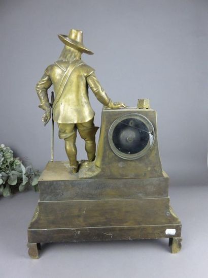 Pendule en bronze ciselé et doré. Le mouvement...