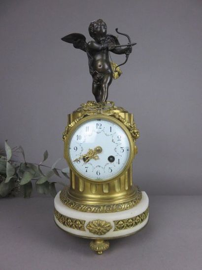 Pendule semi-sphérique en bronze ciselé,...