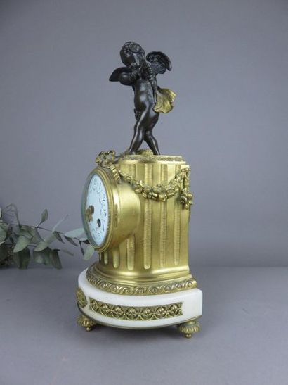 Pendule semi-sphérique en bronze ciselé,...