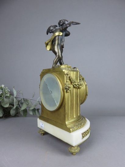 Pendule semi-sphérique en bronze ciselé,...