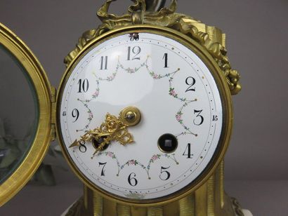 Pendule semi-sphérique en bronze ciselé,...