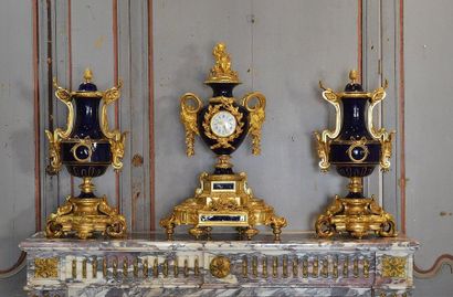 Importante garniture de cheminée en porcelaine...
