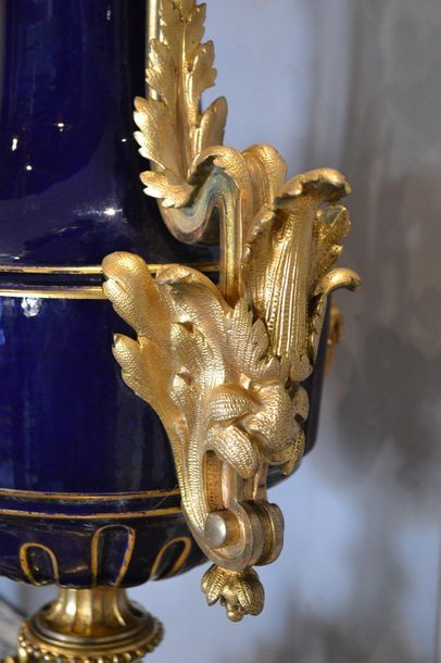Importante garniture de cheminée en porcelaine...