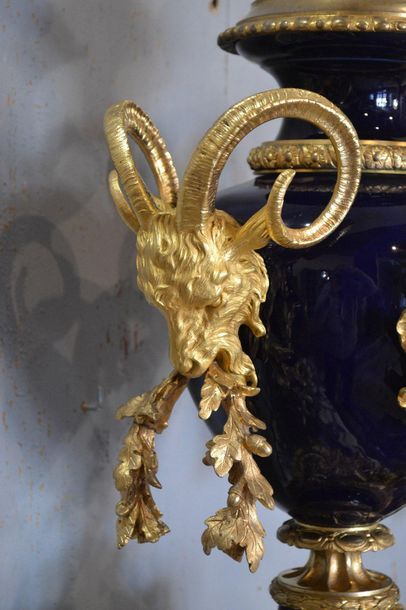 Importante garniture de cheminée en porcelaine...