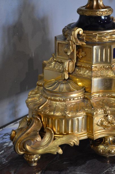 Importante garniture de cheminée en porcelaine...