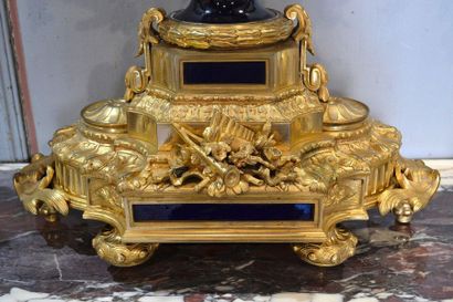 Importante garniture de cheminée en porcelaine...
