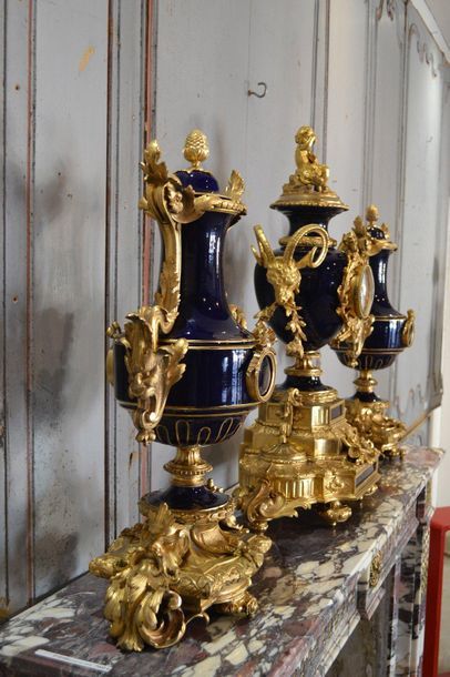 Importante garniture de cheminée en porcelaine...