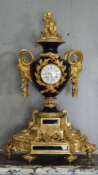 Importante garniture de cheminée en porcelaine...