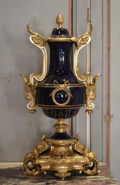Importante garniture de cheminée en porcelaine...