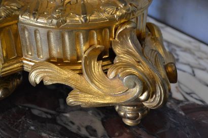 Importante garniture de cheminée en porcelaine...