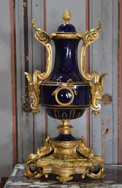 Importante garniture de cheminée en porcelaine...
