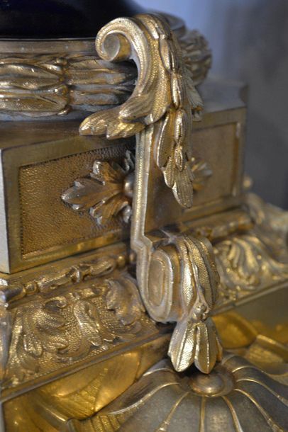Importante garniture de cheminée en porcelaine...