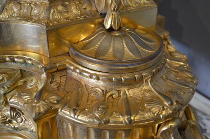 Importante garniture de cheminée en porcelaine...