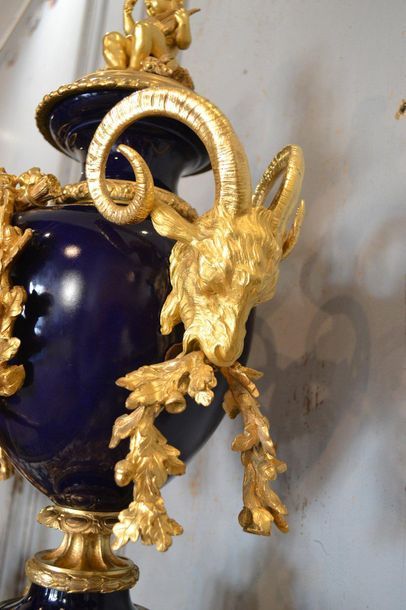 Importante garniture de cheminée en porcelaine...