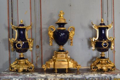 Importante garniture de cheminée en porcelaine...