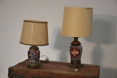 Deux lampes à corps en porcelaine à décor...