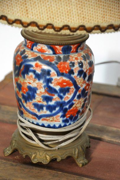 Deux lampes à corps en porcelaine à décor...