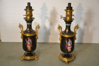 Paire de lampes à pétrole en porcelaine polychrome...