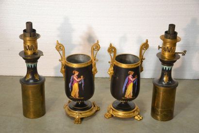 Paire de lampes à pétrole en porcelaine polychrome...