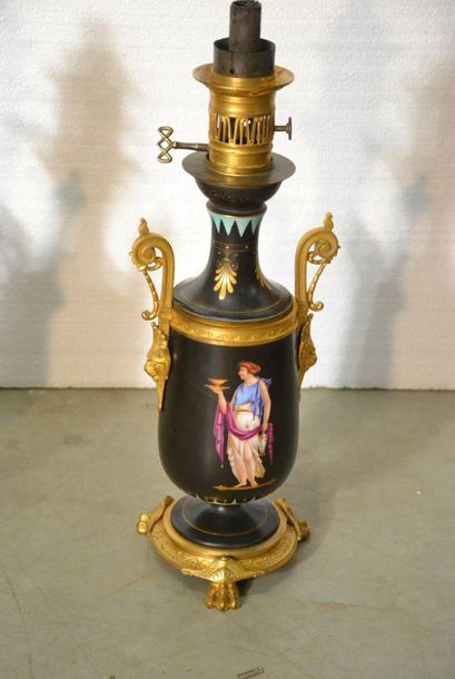 Paire de lampes à pétrole en porcelaine polychrome...