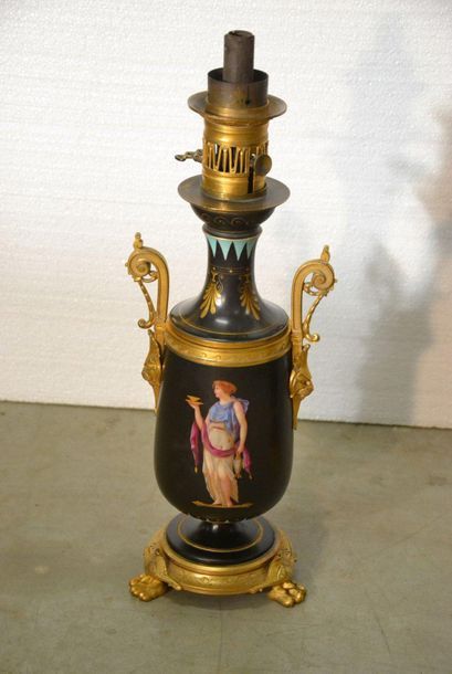 Paire de lampes à pétrole en porcelaine polychrome...
