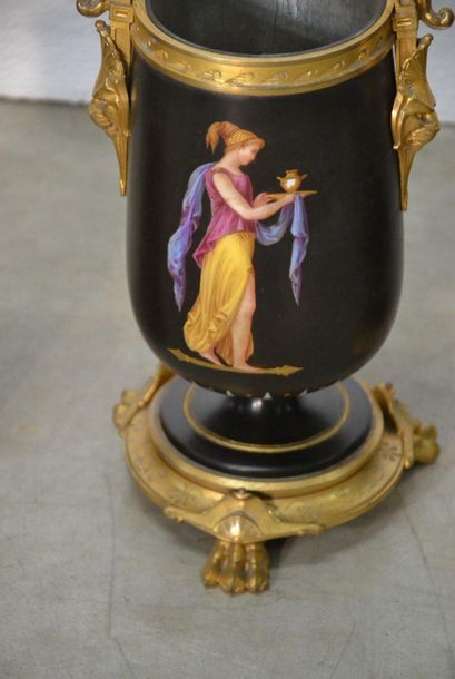 Paire de lampes à pétrole en porcelaine polychrome...