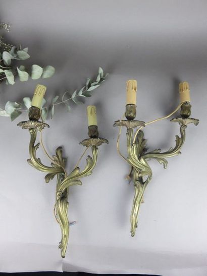 Paire d'appliques en bronze ciselé à deux...
