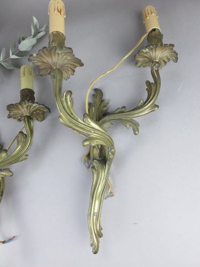 Paire d'appliques en bronze ciselé à deux...