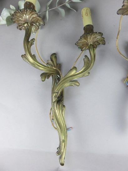 Paire d'appliques en bronze ciselé à deux...