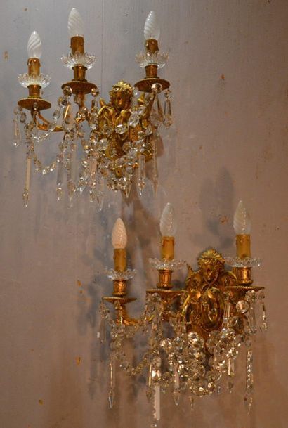 Paire d’appliques en bronze ciselé et doré....