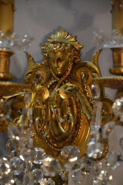 Paire d’appliques en bronze ciselé et doré....