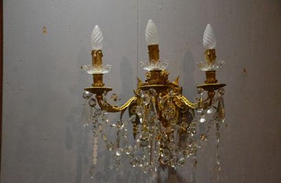 Paire d’appliques en bronze ciselé et doré....