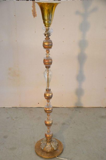 Lampadaire en verre moulé, le fût à succession...