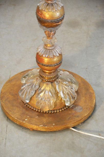 Lampadaire en verre moulé, le fût à succession...