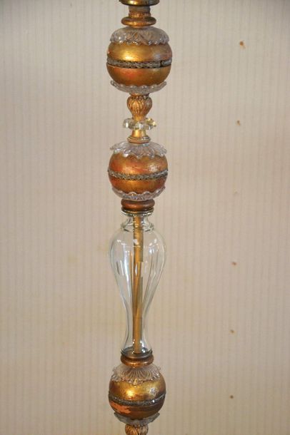 Lampadaire en verre moulé, le fût à succession...