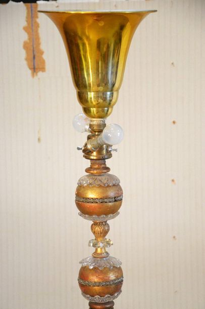Lampadaire en verre moulé, le fût à succession...