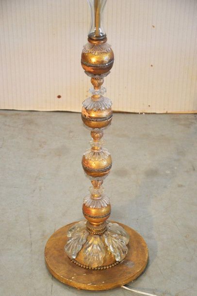 Lampadaire en verre moulé, le fût à succession...