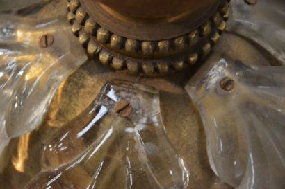 Lampadaire en verre moulé, le fût à succession...