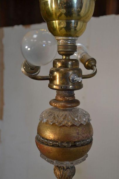 Lampadaire en verre moulé, le fût à succession...