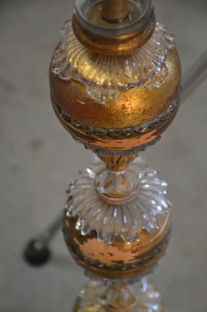 Lampadaire en verre moulé, le fût à succession...