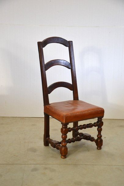 Chaise en noyer à dossier à trois bandeaux,...