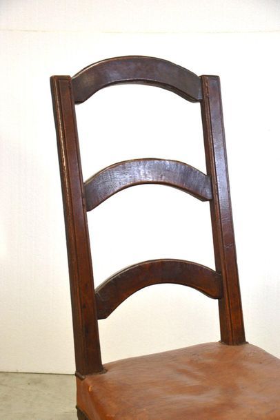 Chaise en noyer à dossier à trois bandeaux,...