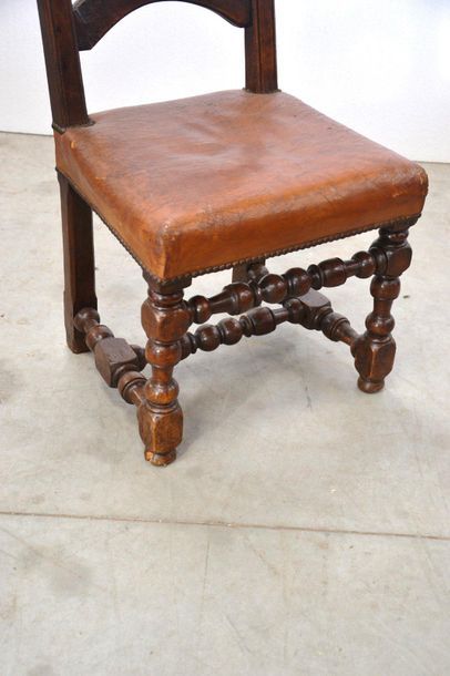 Chaise en noyer à dossier à trois bandeaux,...